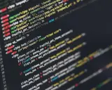 Fragment kodu PHP, który ilustruje zasady programowania. Widać tu zmienne, warunki i funkcje.