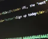 Kod HTML z pochyłą czcionką: "Sign up today" jako przycisk.