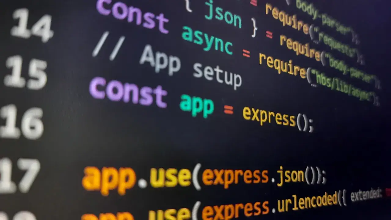 Fragment kodu w języku JavaScript, pokazujący konfigurację aplikacji Express.js. Widoczne linie z `const app = express();` i `app.use(express.json());`.