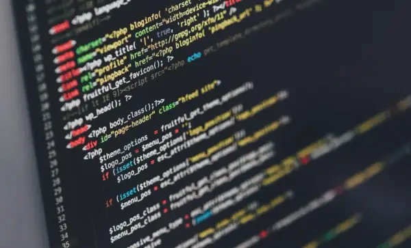 Fragment kodu PHP, który ilustruje zasady programowania. Widać tu zmienne, warunki i funkcje.