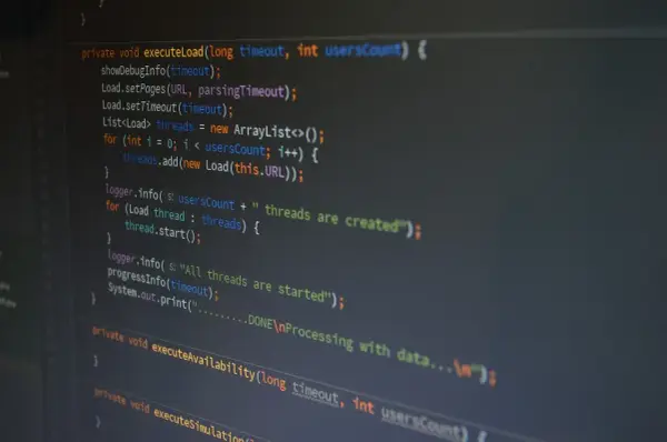 Kod źródłowy w języku Java, pokazujący tworzenie i uruchamianie wątków. To przykład solidnego programowania, gdzie każdy element ma swoje zadanie.